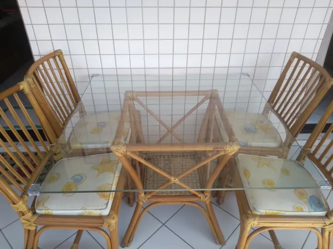 Mesa de jantar em vidro e vime - 04 lugares