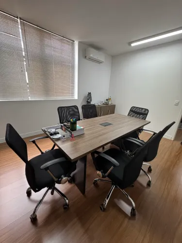 Mesa de reunião com 6 cadeiras giratórias
