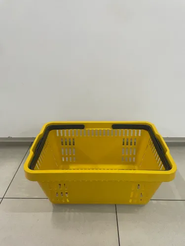 Cesta de roupas e supermercado