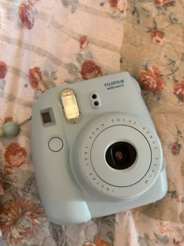Instax mini 8 ( tem 14 poses para uso)