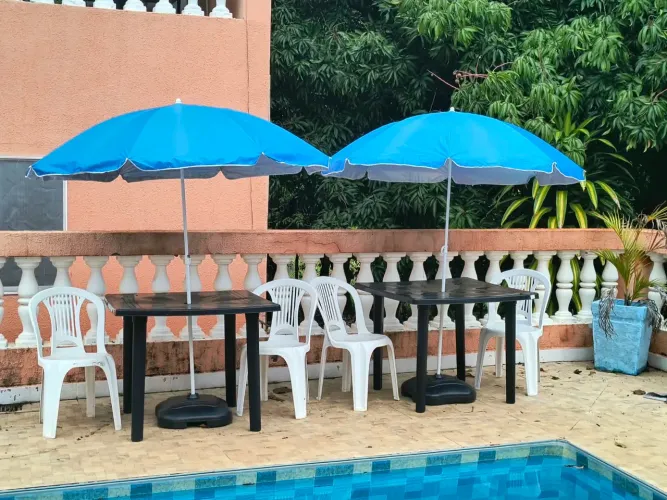Conjunto de mesas e cadeiras para área de piscina