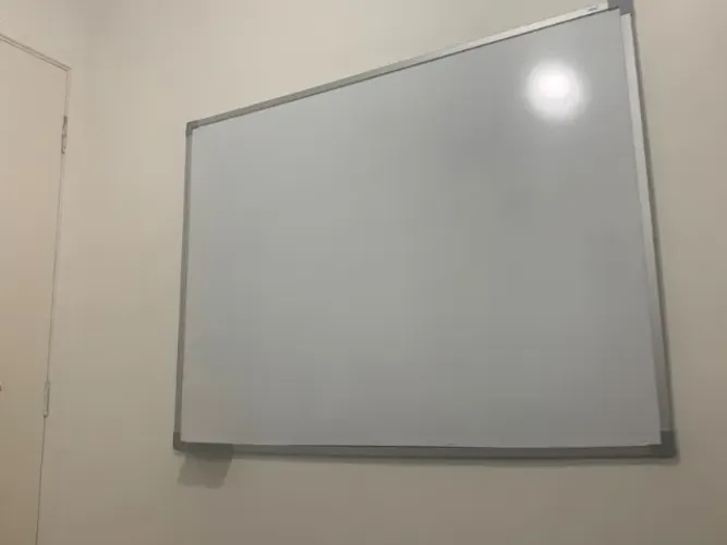 Lousa branca com canetas