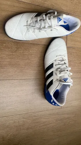chuteira society Adidas (solado liso/borracha)
