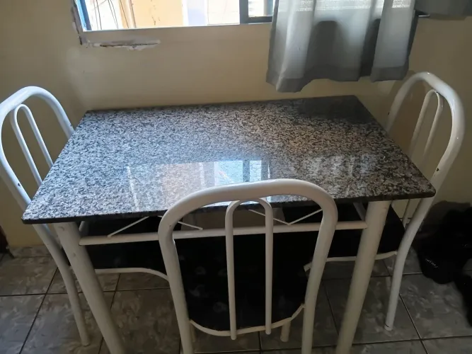 Mesa com 4 cadeiras