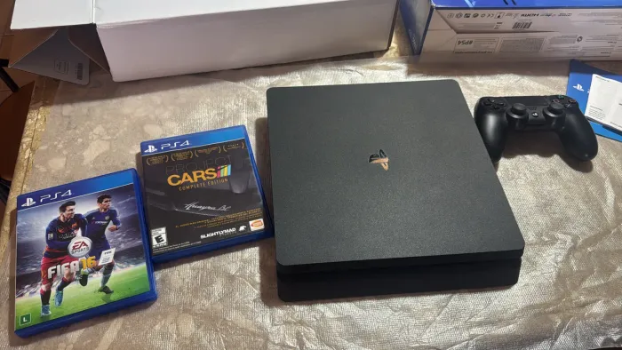 PS4 Slim 500GB - 1 Controle + Cabos + 2 Jogos Originais