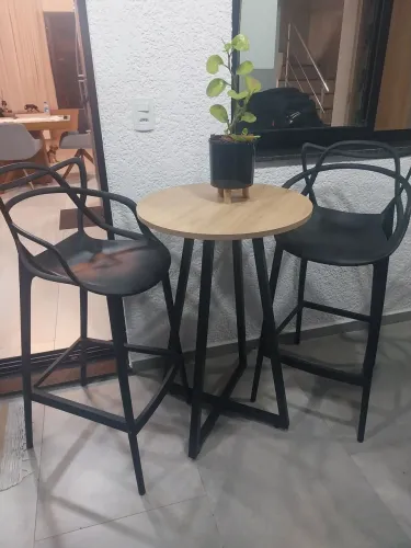 Mesa bistro e duas banquetas 