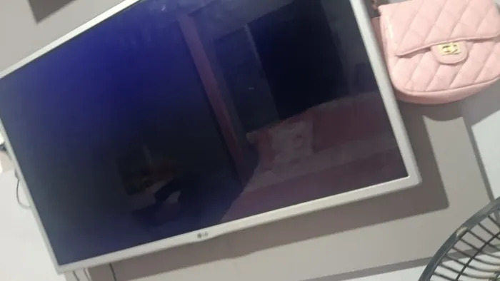Vendo TV  32 polegadas não é smart defeito ela liga porém a tela fica toda azul