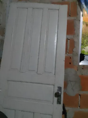 Vendendo uma porta de madeirausada.