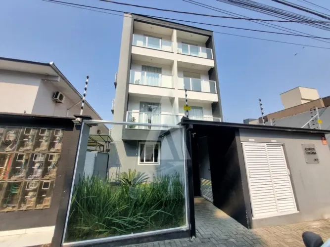 Apartamento com 2 quartos, sacada com churrasqueira e 1 vaga no bairro Bom Retiro