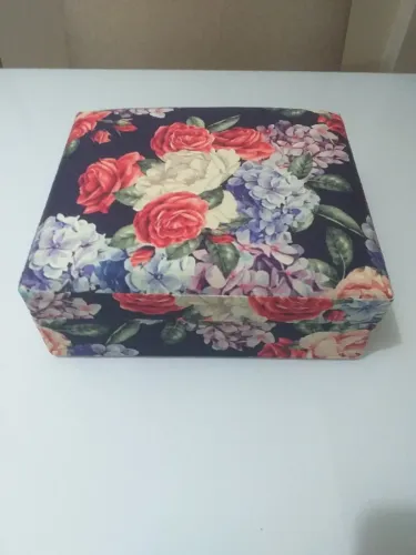 Caixa decorativa para guardar objetos toda forrada em tecido com estampa com almofada.