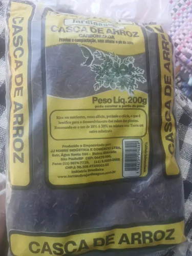 Casca de arroz carbonizada previne a compactação,sem alter o ph do solo