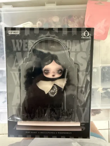 Skullpanda Wandinha popmart boneca