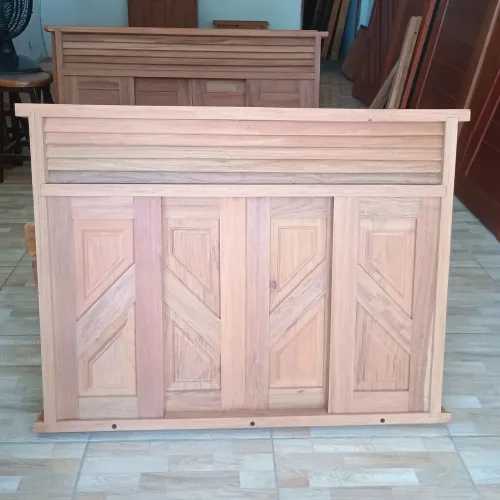 Janela de almofada feita em Jatobá, medindo 1,00X0,80