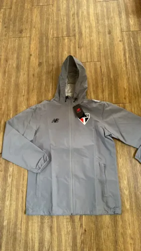 Jaqueta São Paulo New Balance Capa de Chuva impermeável