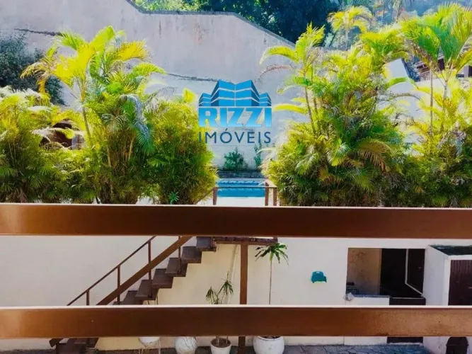 Casa de Condomínio  - 600m² - 4 Quartos Sendo 2 Suítes - Piscina - Jardim - 5 Vagas - Taqu