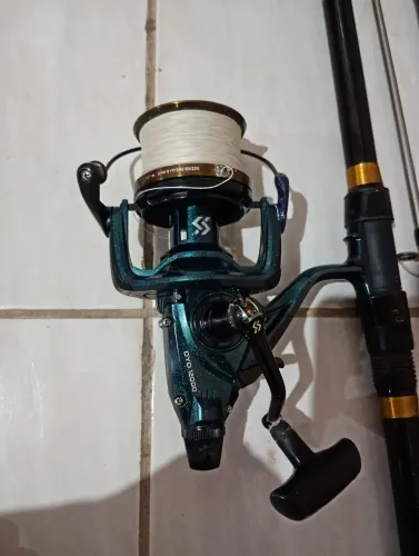 Vara de pescar de praia com molinete 12000