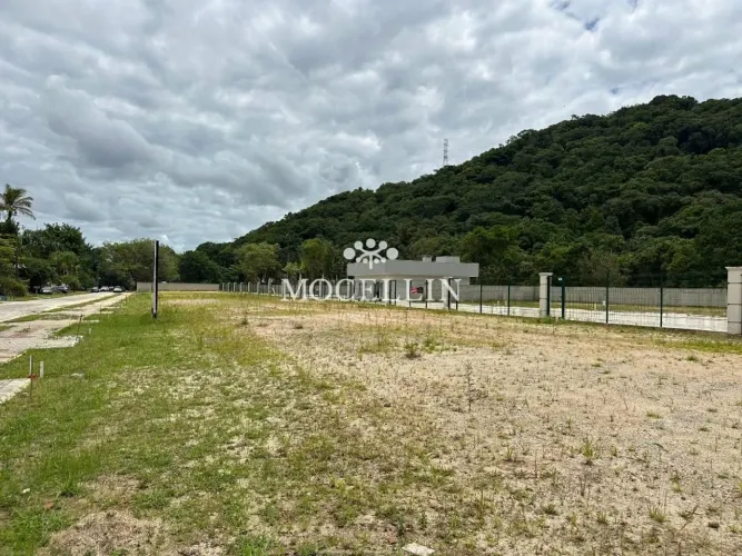 Terrenos à venda em condomínio fechado na Prainha, Caiobá/Mocellin Imóveis