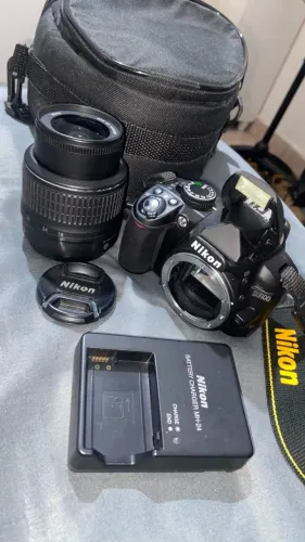 Nikon D3100 + Lente 18-55mm VR + Acessórios - Excelente Estado
