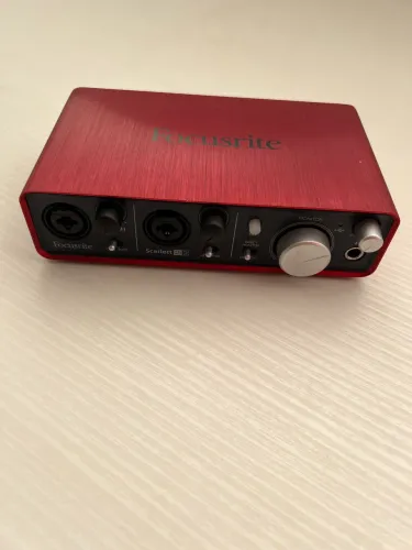 Interface de áudio Focusrite Scarlett 2i2