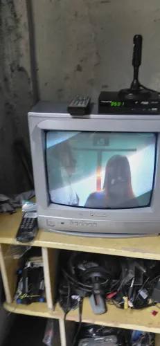 televisão 14 polegadas em perfeito funcionamento completa com conversor