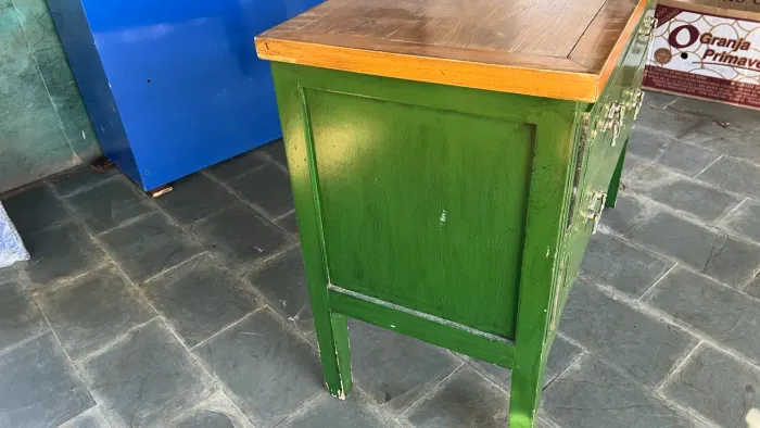 Vendo uma cômoda modelo retrô