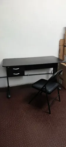 Mesa e cadeira de escritório preta com duas gavetas 