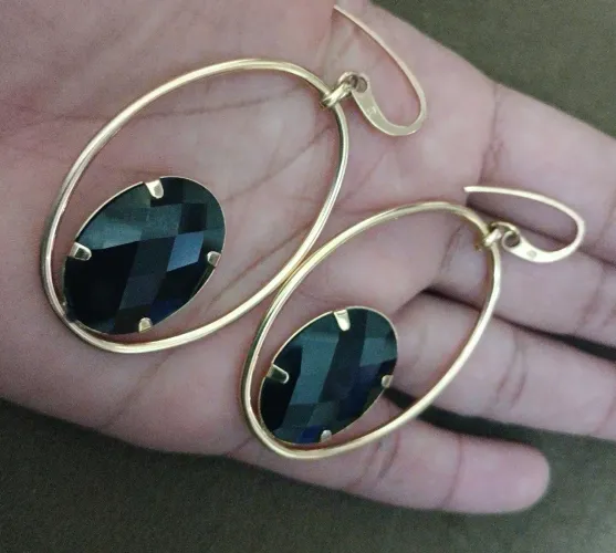 Argola com pedra Ônix 
