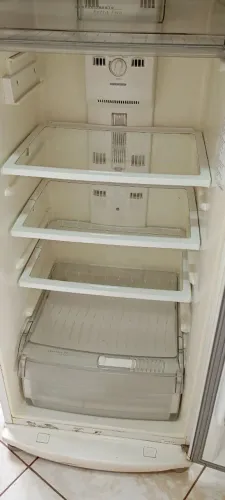 GeladeiraFrost Free, 110 V e modelo BRM380A.
