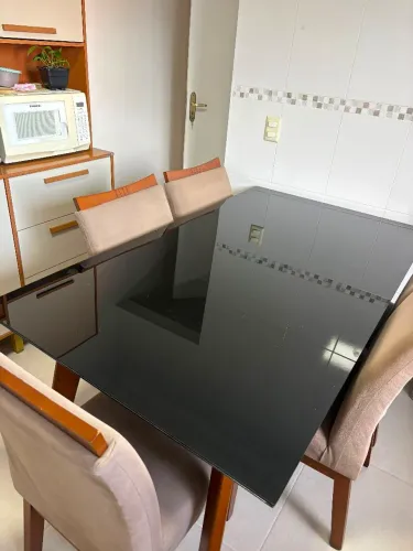Mesa com tampo de vidro e 6 cadeiras estofadas