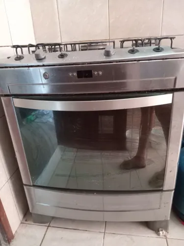 Fogão funcionando para precisa de ajustes