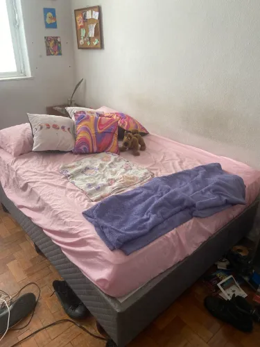 Cama e colchão de casal