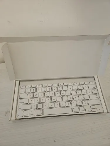 Teclado sem fio Apple na caixa