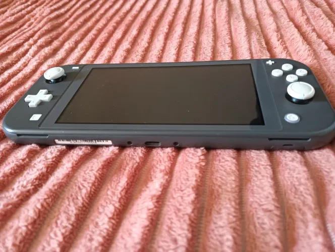 Nintendo Switch Lite + Pokémon Legends Arceus