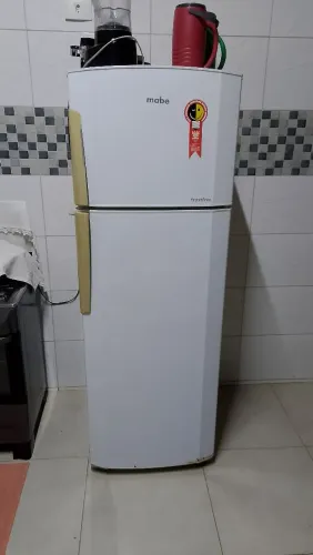Vendo uma geladeira Frost Free funcionando perfeitamente valor 500,00 contato ZAP *