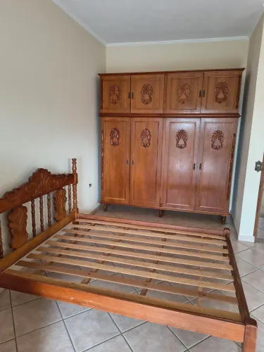Lindo Conjunto de Quarto Antigo em Madeira Maciça (Guarda-Roupa + Cama)