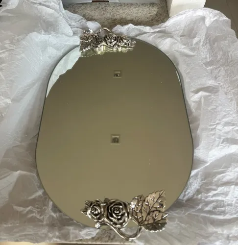 Bandeja Espelhada Oval com Rosas Prateadas - Nova, Nunca Usada