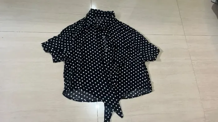 BRECHÓ Blusa de amarrar de bolinhas