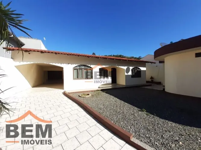 Casa para alugar com 3 quartos no bairro Espinheiros, em Itajaí