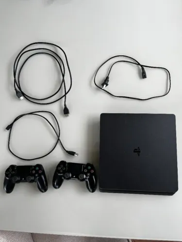 Playstation 4 em excelente estado + 2 controles originais + cabos originais