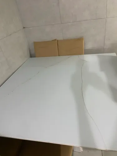 Vendo mesa 1.40x1.40 está com vidro rachado 