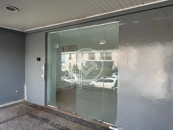 Espaço comercial em avenida, com 200m2, vitrine, 6 salas, 4 banheiros, espaço para copa, p
