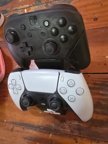 Suporte para 2 controles de videogame 