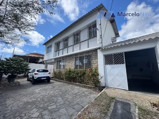 Casa Na Avenida Norte, 300m2 DE Terreno E 260m2 Área Construída