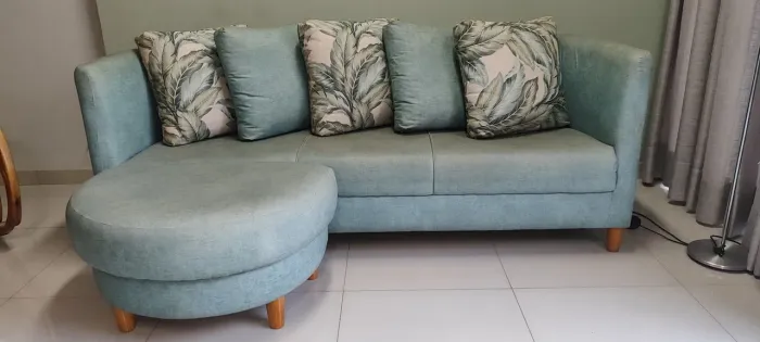 Sofá espaçoso com puff