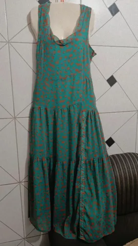 Vestido longo com botões laterais