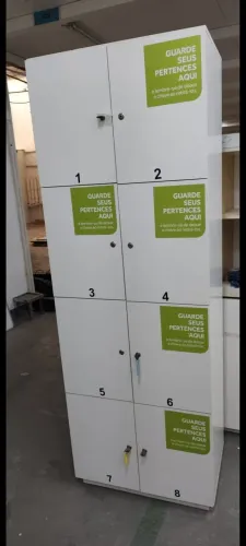 armário de madeiras com 8 portas ( guarda volume )