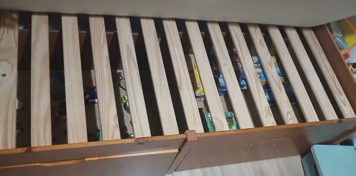 Cama de solteiro em madeira