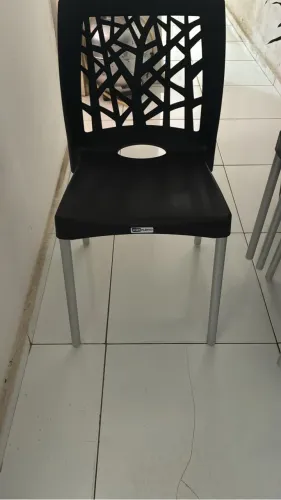 Cadeira com pés de alumínio