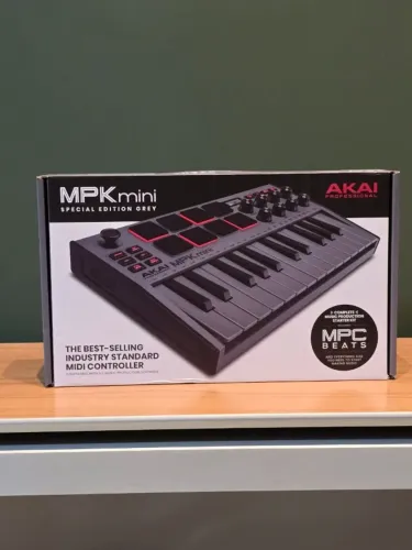 Controlador de Teclado MIDI USB Akai Professional MPK Mini MK3 com 25 Teclas, 8 Pads de Ba