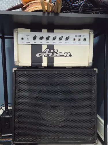 Amplificador cabeçote valvulado Alien Rocket 30W + gabinete com eminence texas head